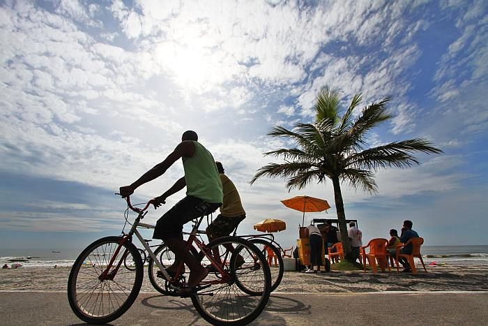 Tempo instável levou muita gente ao calçadão para caminhar e andar de bicicleta | Daniel Castellano/Gazeta do Povo