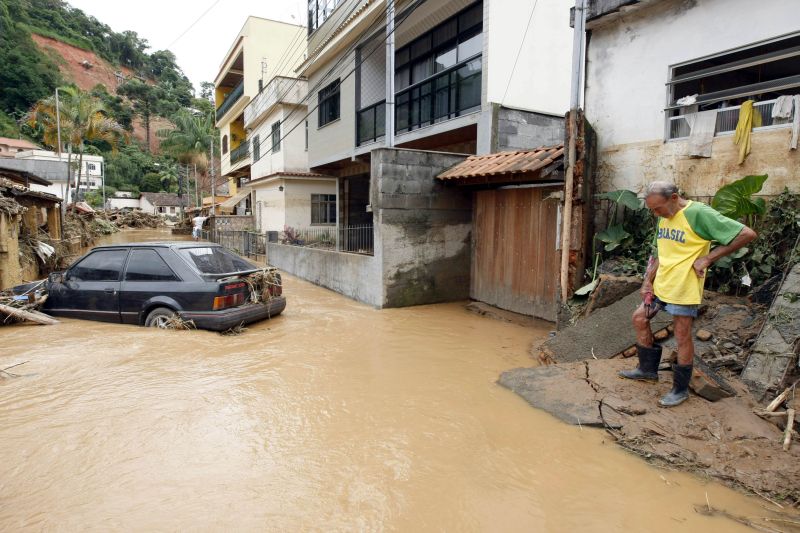 Rua alagada em Nova Friburgo, na região serrana do Rio de Janeiro: segundo os bombeiros, cidade tem a situação mais difícil entre os municípios atingidos pelo temporal de terça-feira | Daniel Castellano/Gazeta do Povo