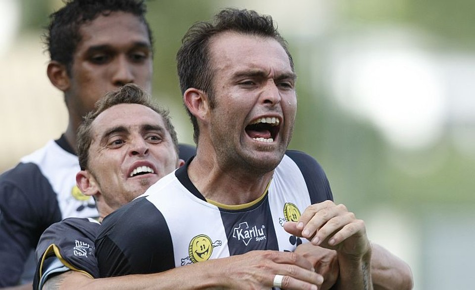 Serginho Catarinense comemora gol no Paranaense 2010: Fantasma mantém base do campeonato passado | Rodolfo Bührer / Agência de Notícias Gazeta do Povo