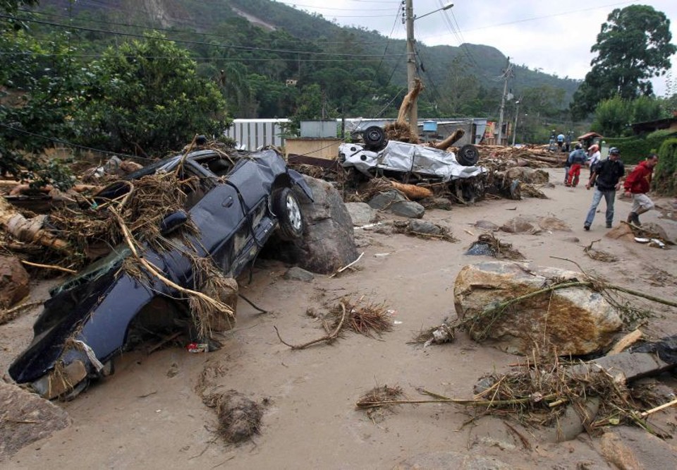 Cenário de destruição em Teresópolis: carros atolados na lama foram destruídos por pedras que rolaram do morro | Bruno Domingos / Reuters