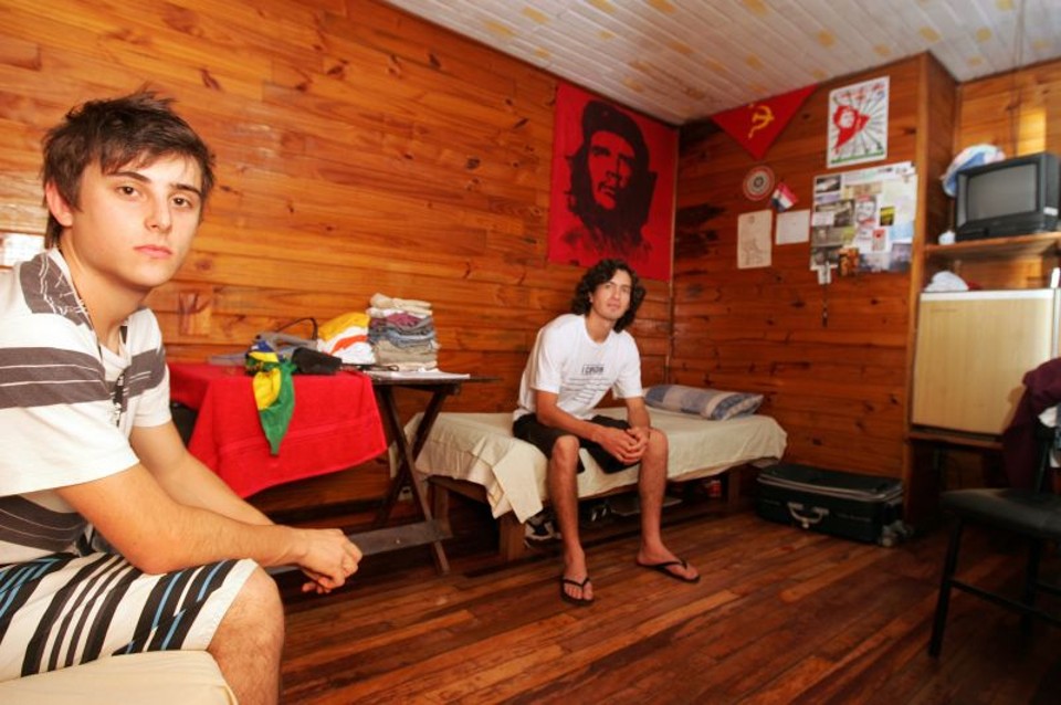 Uma das regras do alojamento é o compartilhamento de quarto entre estudantes de diferentes nacionalidades. É o que fazem o brasileiro Alexandre Andreatta e o paraguaio Rafael Portillo | Christian Rizzi/Gazeta do Povo