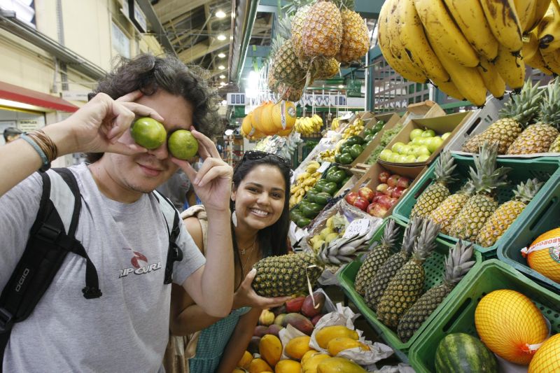 Os amigos Paola e João Marcelo escolhem frutas para incrementar a alimentação mais leve para o verão | Daniel Castellano/ Gazeta do Povo