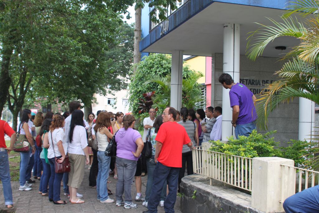 Docentes protestaram ontem em frente à sede da secretaria, em Curitiba, contra a classificação do PSS | Simone Giacometi/Divulgação /APP/Sindicato