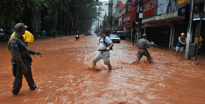 Moradores tentam sair de zona rural afetada pelas chuvas em Nova Friburgo | 