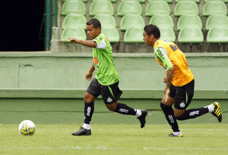 Marcos Aurélio (à esquerda), que já balançou as redes três vezes neste Paranaense, estipulou a meta de 20 gols até o fim do Estadual | Hugo Harada/Gazeta do Povo