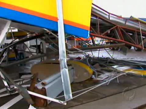 A estrutura deste posto de gasolina não suportou os ventos fortes | Reprodução Paraná TV