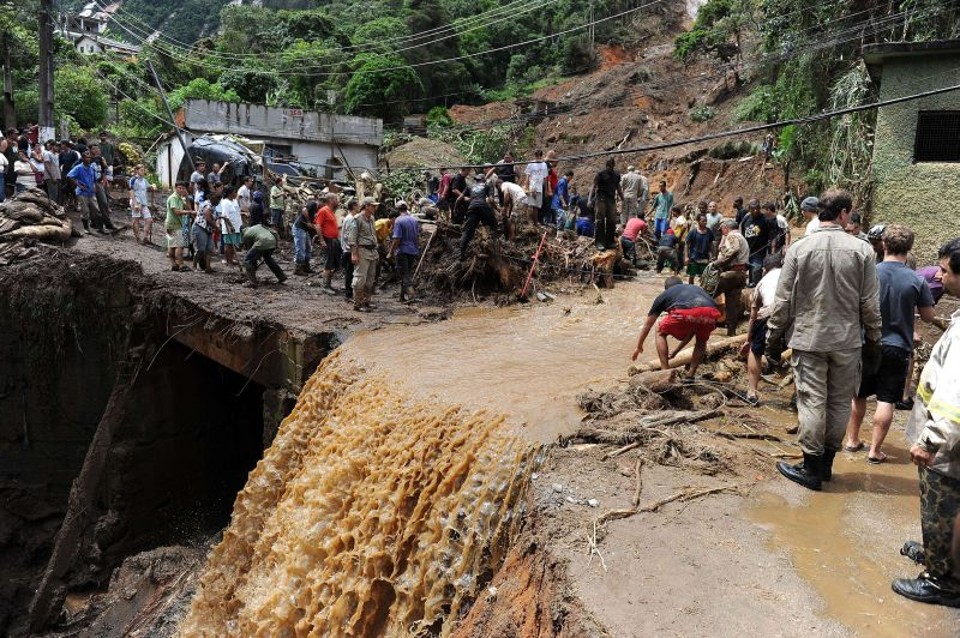 Buscas em deslizamento Teresópolis, na região serrana do Rio de Janeiro: município foi o mais atingido no estado, com 130 mortes contabilizadas até a noite de ontem | Vanderlei Almeida / AFP