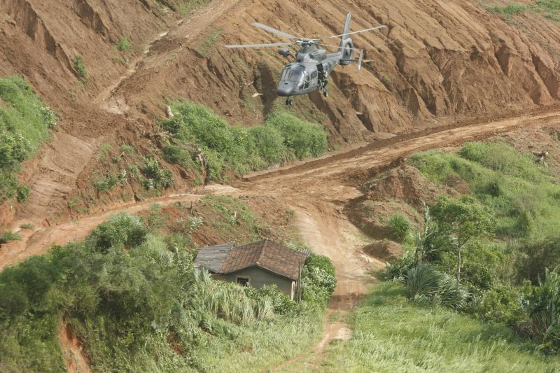 Doações na região serrana do Rio: problemas na comunicação levam aeronaves para a mesma localidade | Daniel Castellano / Gazeta do Povo