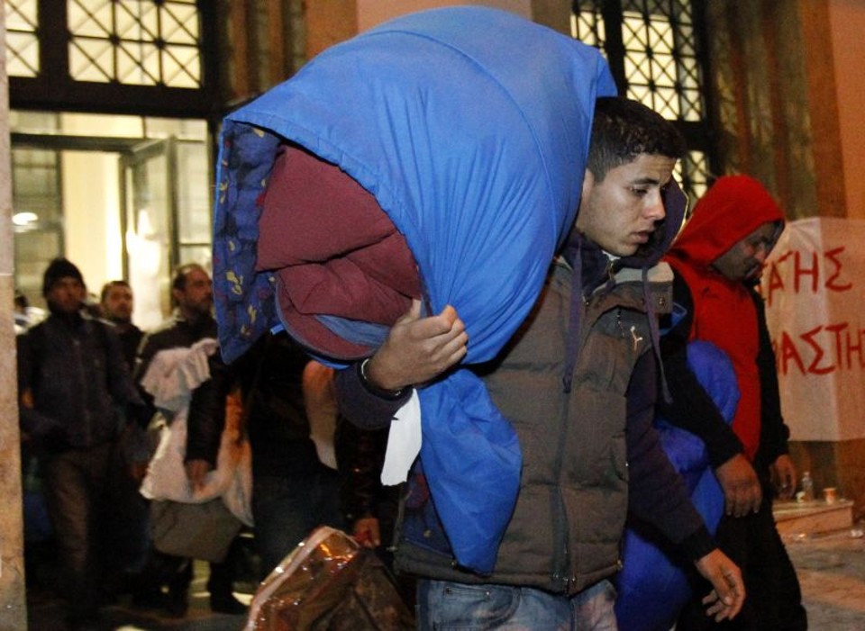 Imigrantes deixam a Escola de Direito de Atenas após cinco dias de ocupação | Reuters