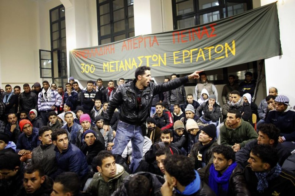 Manifestantes se concentram na Escola de Direito da Universidade de Atenas. Pela lei grega sobre asilo universitário, a polícia não pode entrar em instituições de ensino | AFP