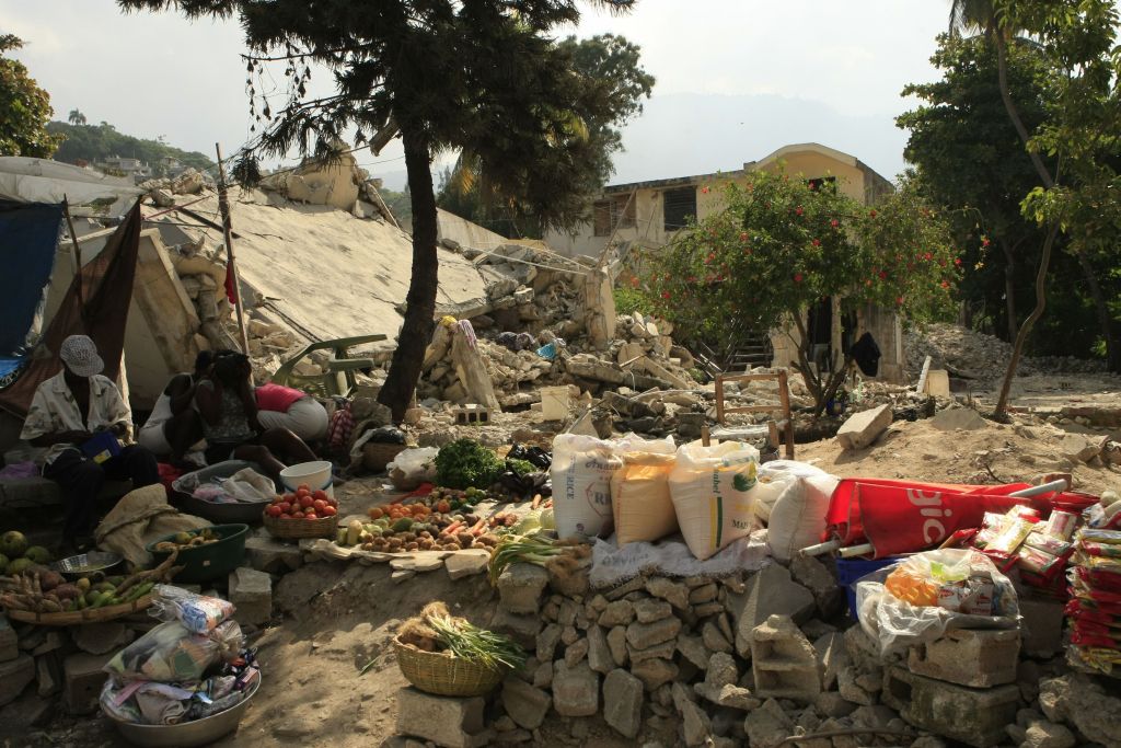 Maior parte
do comércio no Haiti é feita nas ruas: país já foi mais próspero que a vizinha República Dominicana, mas século 20 foi destruidor para os haitianos | Antônio Costa/Gazeta do Povo