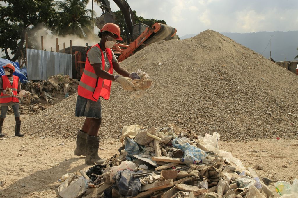 A separação de detritos, ainda resultantes do terremoto, é fonte de renda para haitianos. A operação é coordenada pela ONU | Antônio Costa/Gazeta do Povo