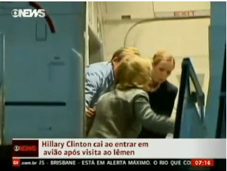 Hillary Clinton tropeça ao subir em avião | Reprodução / TV Globo