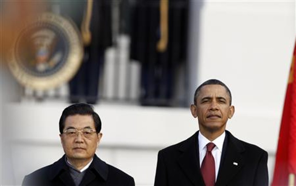 O presidente dos Estados Unidos, Barack Obama, recebe o presidente da China, Hu Jintao, durante cerimônia de boas-vindas na Casa Branca, 19 de janeiro de 2011 | REUTERS/Larry Downing