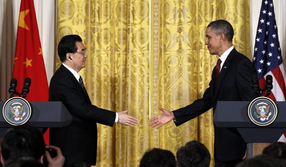 Presidente norte-americano, Barack Obama, e líder chinês, Hu Jintao, apertam as mãos antes da entrevista coletiva concedida na Casa Branca nesta quarta-feira (19) | Reuters