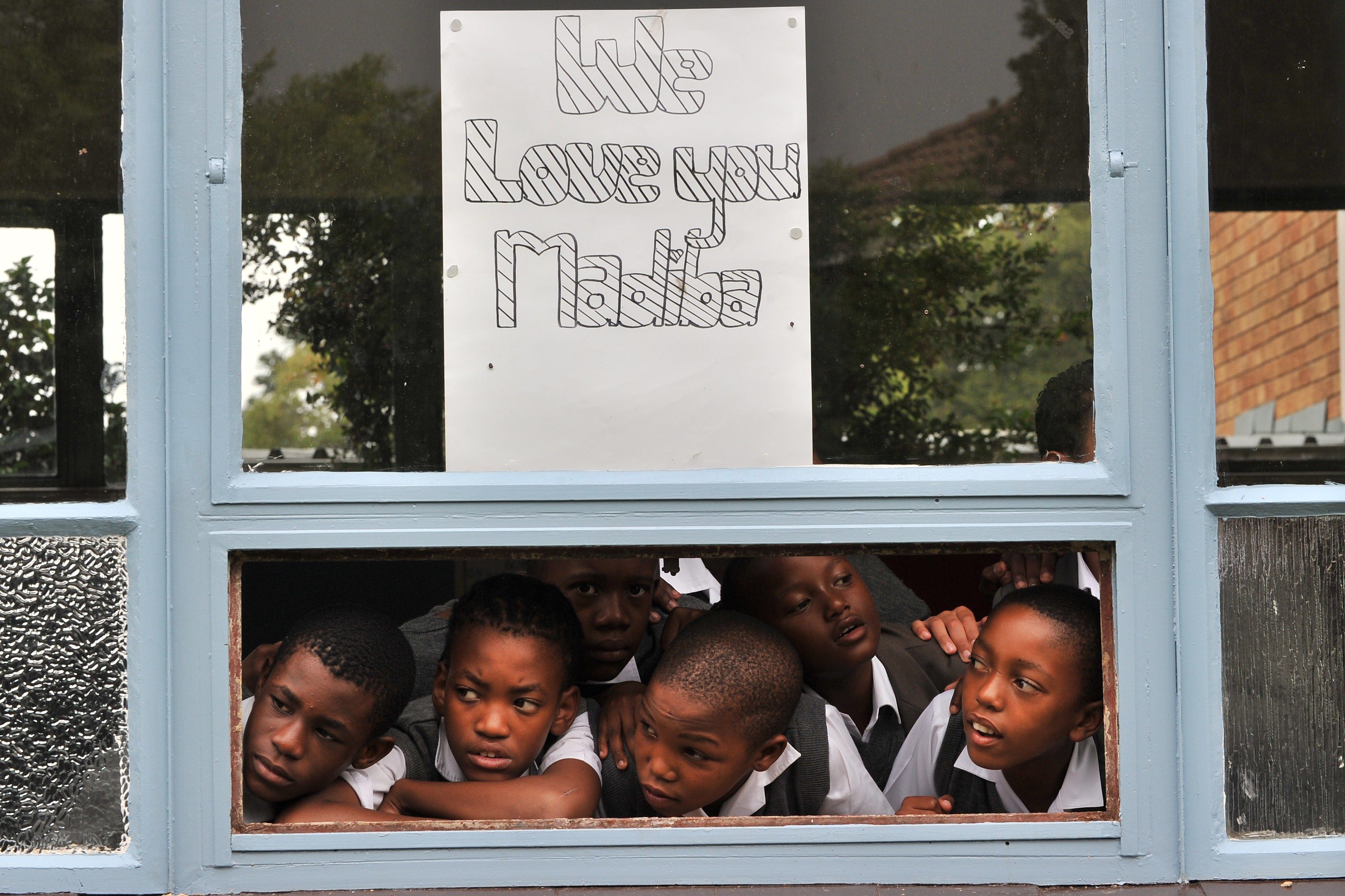 Alunos de uma escola próxima ao hospital onde está internado Nelson Mandela fazem torcida pela recuparação | reuters