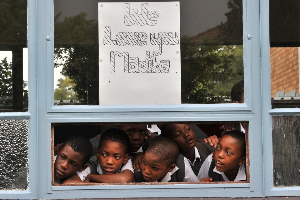 Alunos de uma escola próxima ao hospital onde está internado Nelson Mandela fazem torcida pela recuparação | reuters