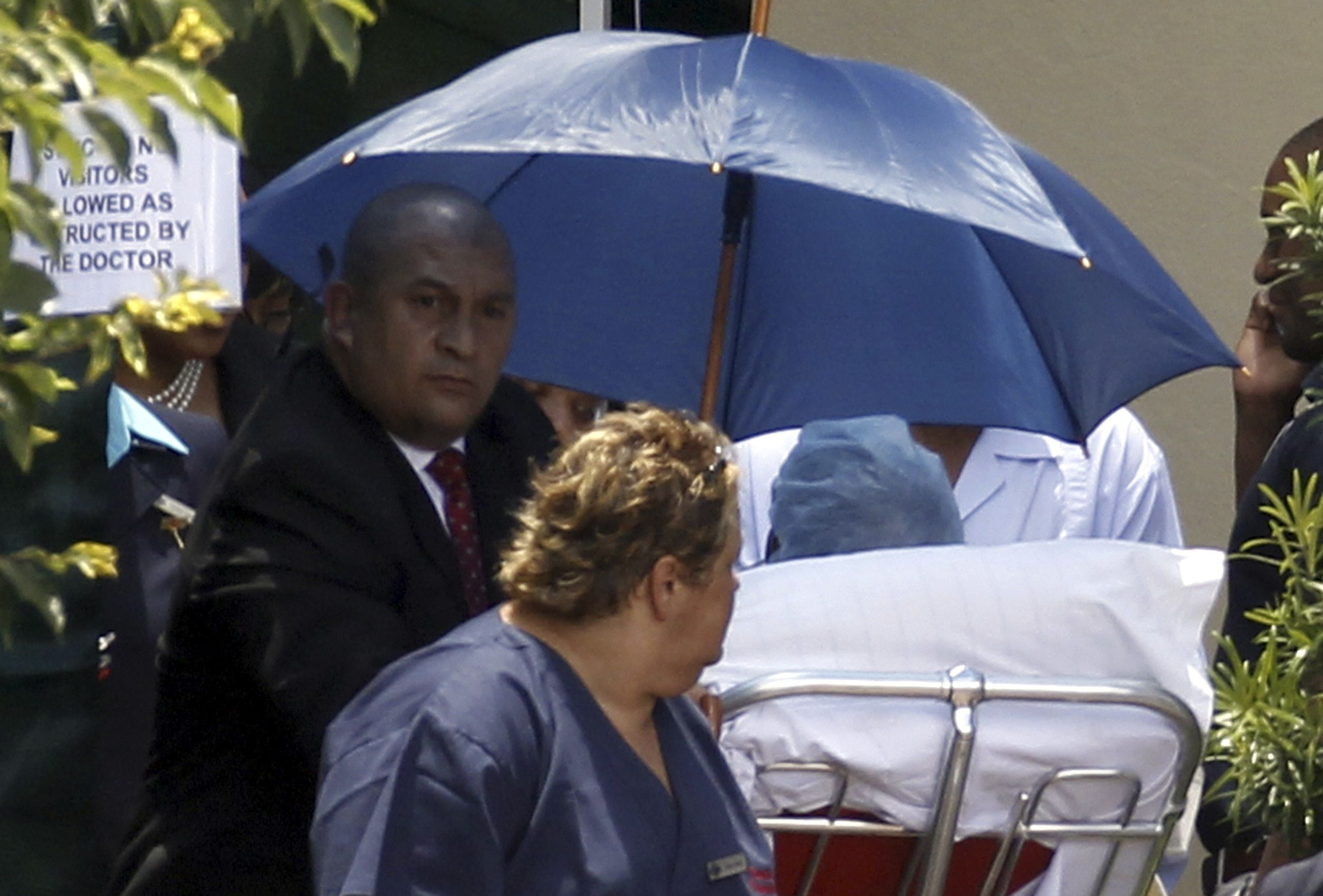 Nelson Mandela deixa o hospital depoisa de dois dias de internação | Reuters