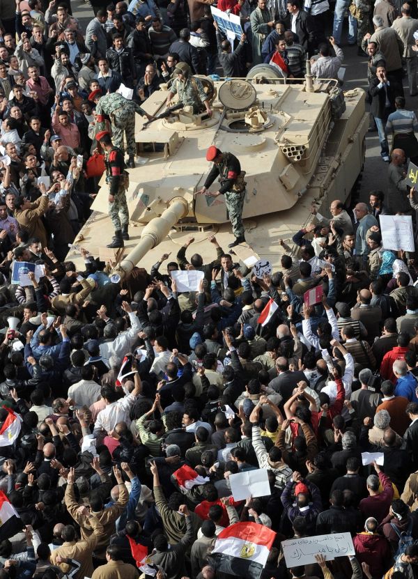 Manifestantes subiram em tanques no Cairo no sexto dia de protestos: voos rasantes do Exército não puderam intimidar população em revolta | Miguel Medina/AFP