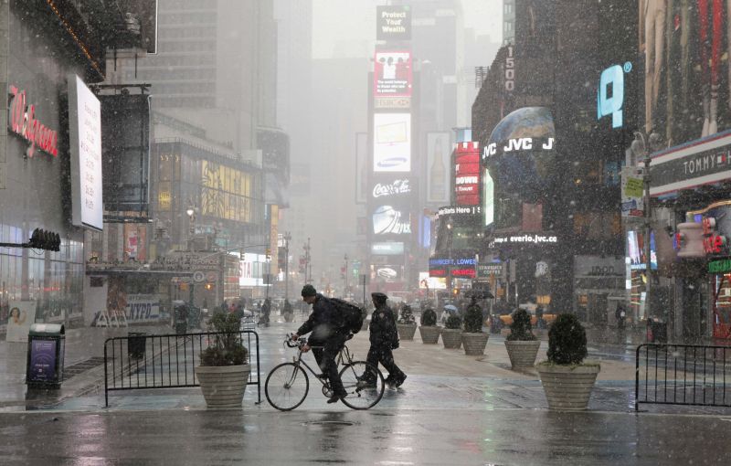 Faz frio na Times Square, em Nova York: profissionais da cidade usam criatividade contra desemprego | Lucas Jackson / Reuters