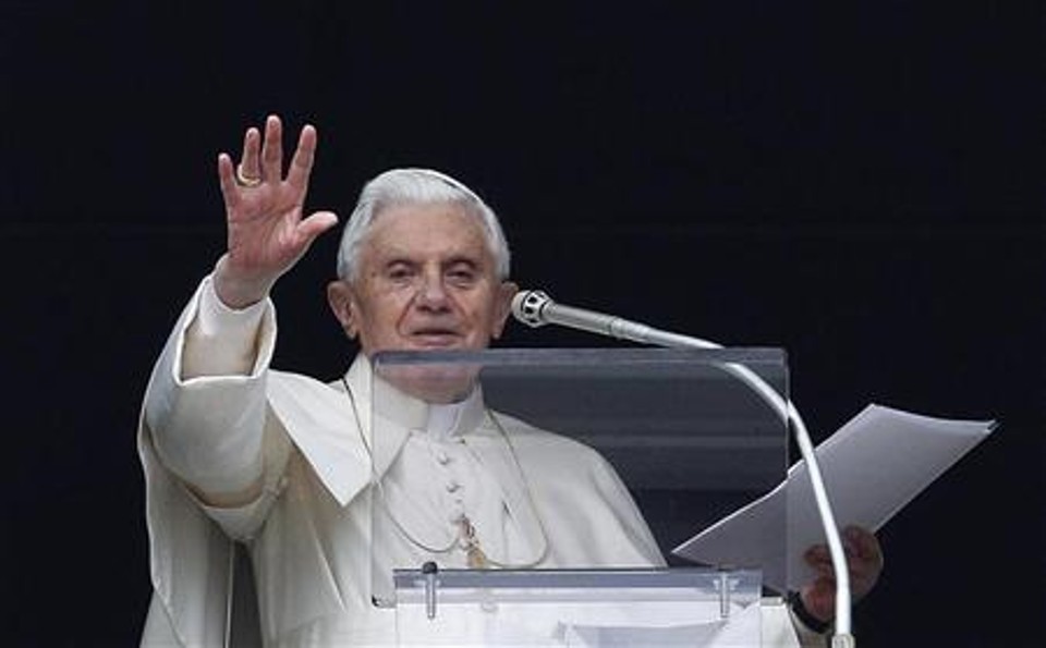 Papa Bento XVI fala com o público na praça São Pedro, no Vaticano. O papa deu a sua bênção às redes sociais na segunda-feira, elogiando o potencial que elas têm, mas advertiu que a amizade online não substitui o contato humano real | REUTERS/Tony Gentile