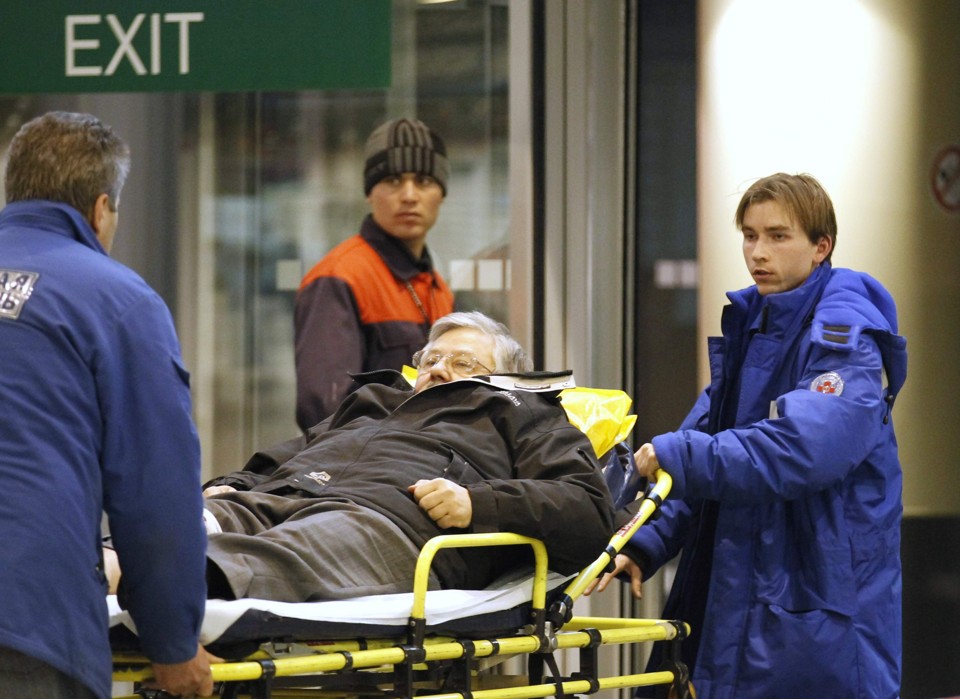 Vítima do ataque ao aeroporto de Moscou é levado por paramédicos | REUTERS/Tatyana Makeyeva