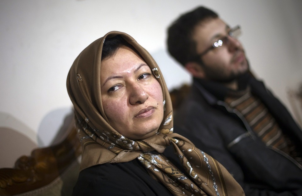 Sakineh Mohammadi Ashtiani, iraniana condenada à morte no Irã, ao lado do filho Sajjad Ghaderzadeh durante encontro | REUTERS/Morteza Nikoubazl