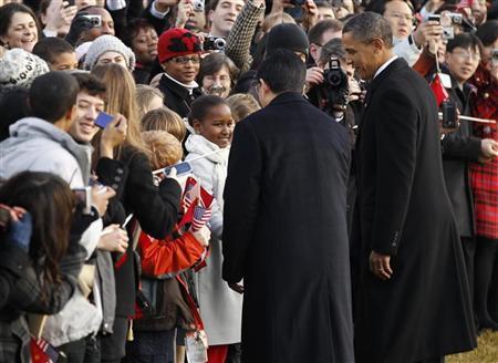 Presidente chinês, Hu Jintao, é apresentado à Sasha Obama, de 9 anos, filha do presidente Barack Obama, durante evento oficial na Casa Branca | REUTERS/Kevin Lamarque