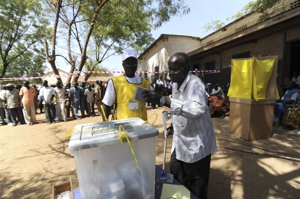 Sudanês do Sul deposita seu voto na urna no primeiro dia de votação, em Juba, no referendo que vai decidir a independência da região | Tim McKulka / Reuters