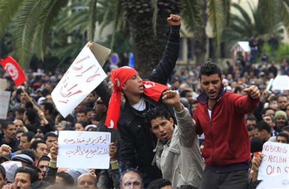 Manifestantes protestam em frente à sede do partido RCD, do ex-presidente Zine al-Abidine Ben Ali, no centro de Túnis, na Tunísia | Reuters
