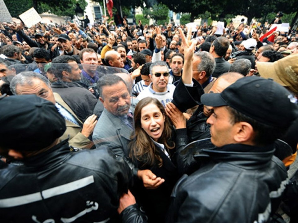 Tunisianos protestam nesta sexta-feira (14) em frente ao prédio do Ministério do Interior, na capital, Túnis | Reuters