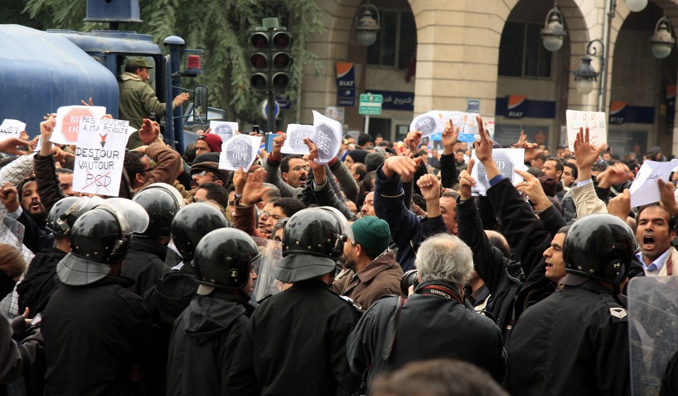 Protestos na Tunísia continuam apesar das mudanças realizadas nos últimos dias. Quatro ministros já renunciaram | REUTERS/Zoubeir Souissi
