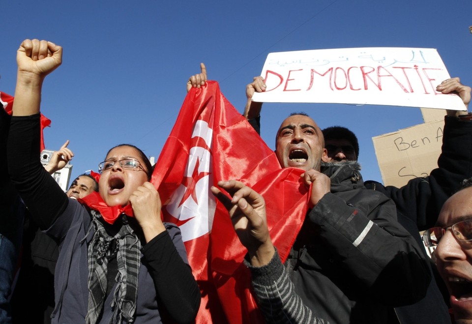 Tunisianos que vivem na França também protestam | Reuters