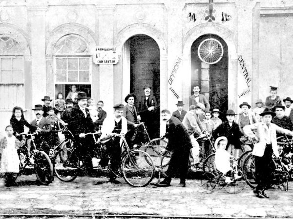 Officina Central de Manuel Laffitte. A bicicletaria aparece com seus fregueses à frente. Assinalado temos Francisco Serrador o pioneiro do cinema em Curitiba |