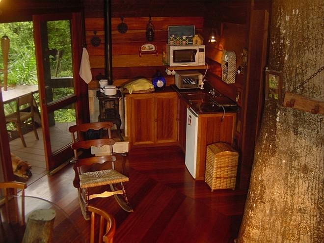 No interior há cozinha, quarto de casal, banheiro e sala com beliche e sofá cama | 