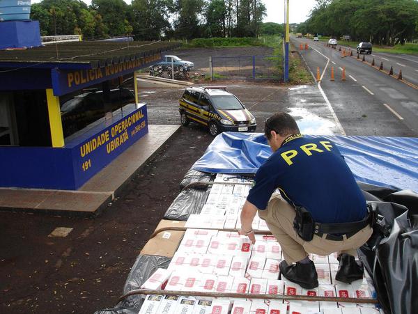 Caminhão apreendido com 250 mil maços de cigarros contrabandeados | Divulgação PRF