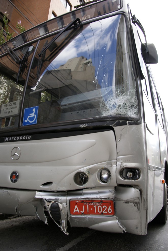 Acidente entre Ligeirinho da linha Centenério e Vectra no cruzamento da Rua Dr. Faivre e Comendador Macedo, no Centro de Curitiba |