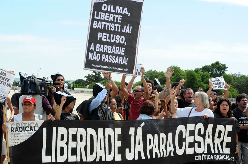 Manifestantes fazem ato em frente à Suprema Corte em Brasília, pedindo a libertação do ativista italiano Cesare Battisti | Evaristo SA / AFP Photo