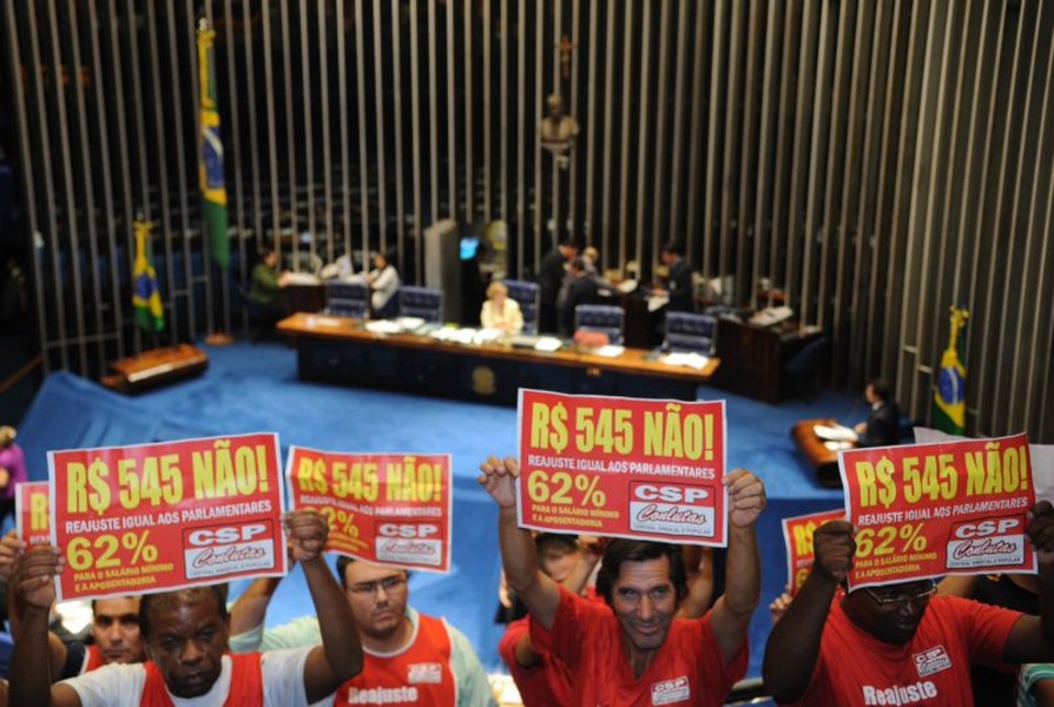 Manifestantes protestam no plenário do Senado contra o salário mínimo de R$ 545 proposto do Executivo | Fabio Rodrigues Pozzebom/ABr