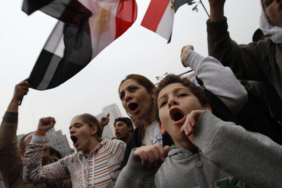 Depois de 12 dias de protestos exigindo a saída do presidente Hosni Mubarak, população egípcia permanece nas ruas | AFP