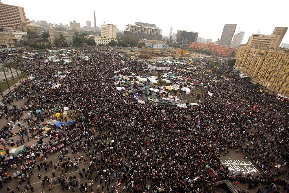 Manifestantes se reunem e acampam na Praça Tahrir, no centro do Cairo, no Egito, neste domingo (6) | AFP