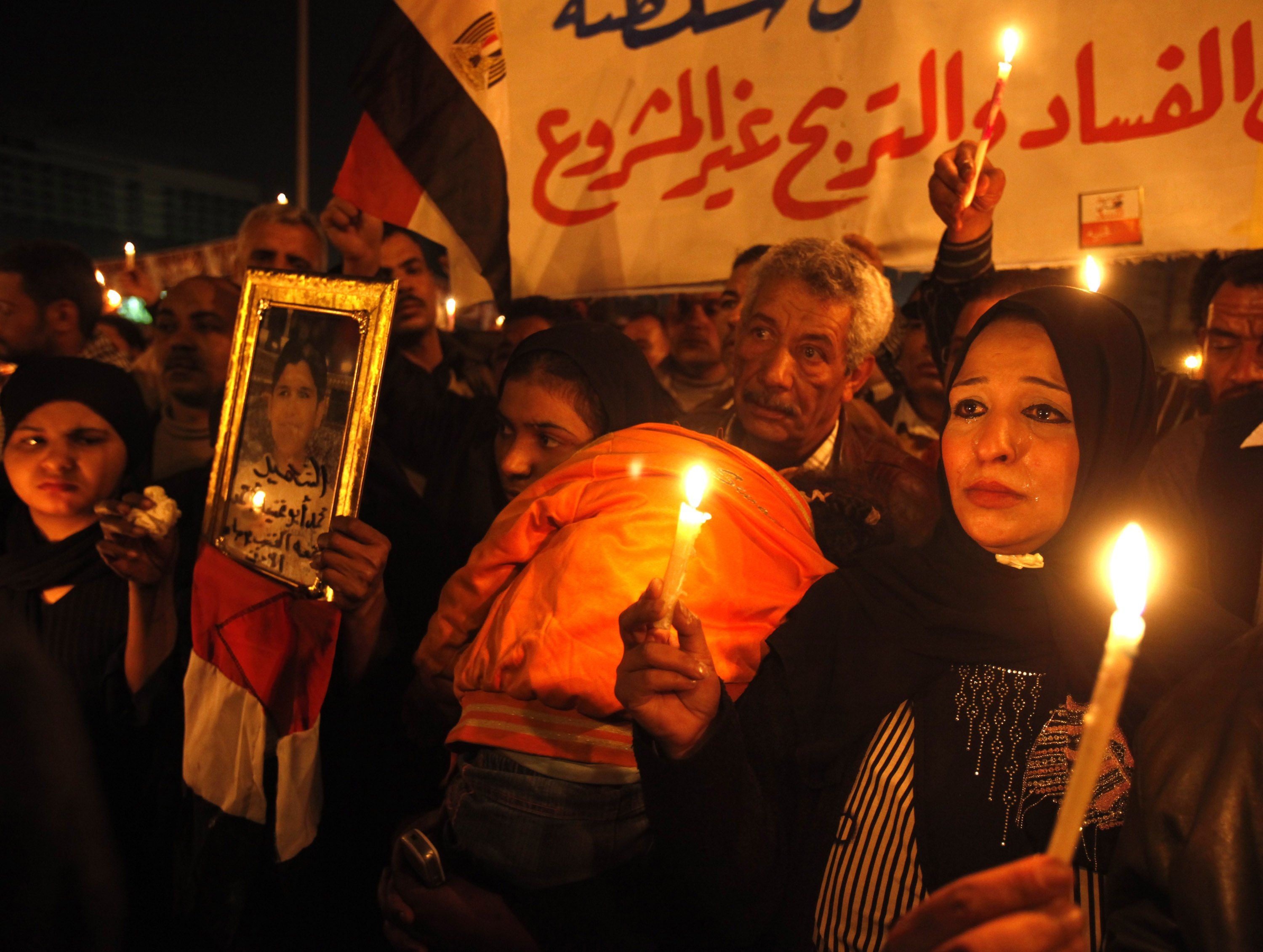 Manifestantes rezam pelas pessoas mortas na Praça Tahrir, no Cairo, Egito | REUTERS/Asmaa Waguih