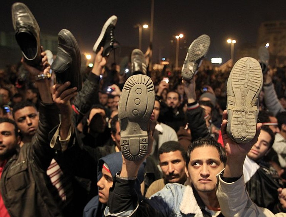Agitam seus sapatos acima da cabeça, num clássico gesto árabe de desprezo | REUTERS/Goran Tomasevic