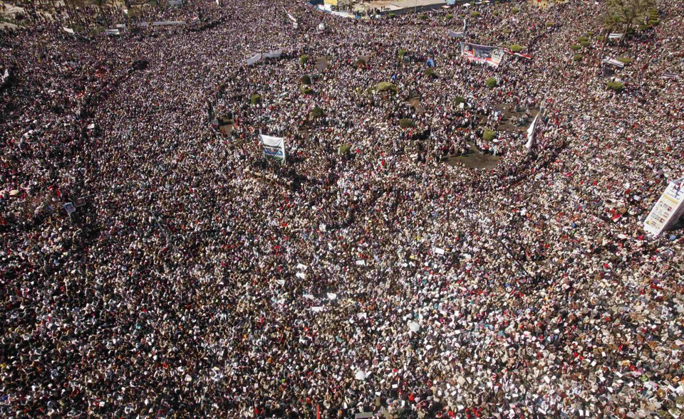 A Praça Tahrir, no Cairo, ficou tomada por milhares de pessoas nesta sexta-feira (18) | REUTERS/Suhaib Salem