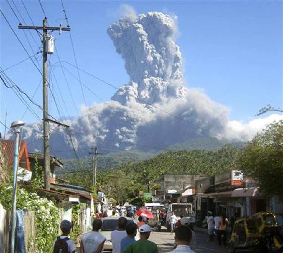 Moradores observam o vulcão Monte Bulusan expelindo cinzas na província de Sorsogon, ao sul de Manila, nas Filipinas | REUTERS/Stringer