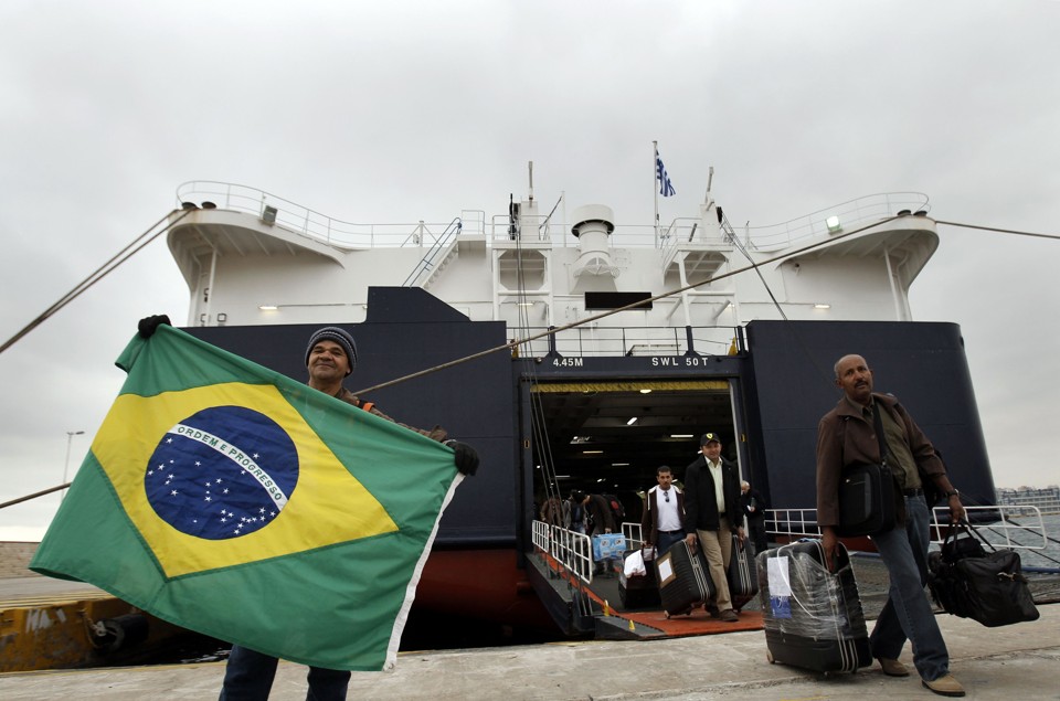 Nesta segunda-feira (28), os brasileiros devem seguir de avião para o Brasil, em voo que fará escala em Portugal | John Kolesidis / Reuters
