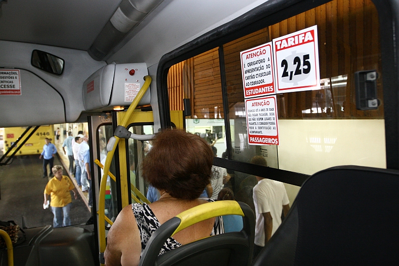 Passagem de ônibus em Londrina vai baixar a partir da zero hora de domingo. Empresas de transporte receberão R$ 560 mil por mês da prefeitura para cobrir as isenções | Roberto Custódio/Jornal de Londrina