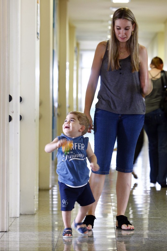 Ana Heloísa Negrão com o filho Felipe: luta contra a mucopolissacaridose, diagnosticada há cinco meses, incentivou-a a criar associação |