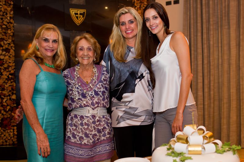 Quatro gerações reunidas no aniversário de Liliana Vargas Ribas (penúltima à direita): sua mãe, Lilyan Vargas (à esq.), sua avó materna, dona Leoni Tamplin, e sua filha, Juliana. O encontro foi na terça-feira no Graciosa Country Club | Naideron Jr.