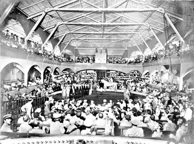 Cine Theatro Palácio, instalado em parte do terreno onde funcionou o Coliseu, que ficava onde hoje é o Instituto de Educação. A foto é de um espetáculo circense em 24 de janeiro de 1918 | 